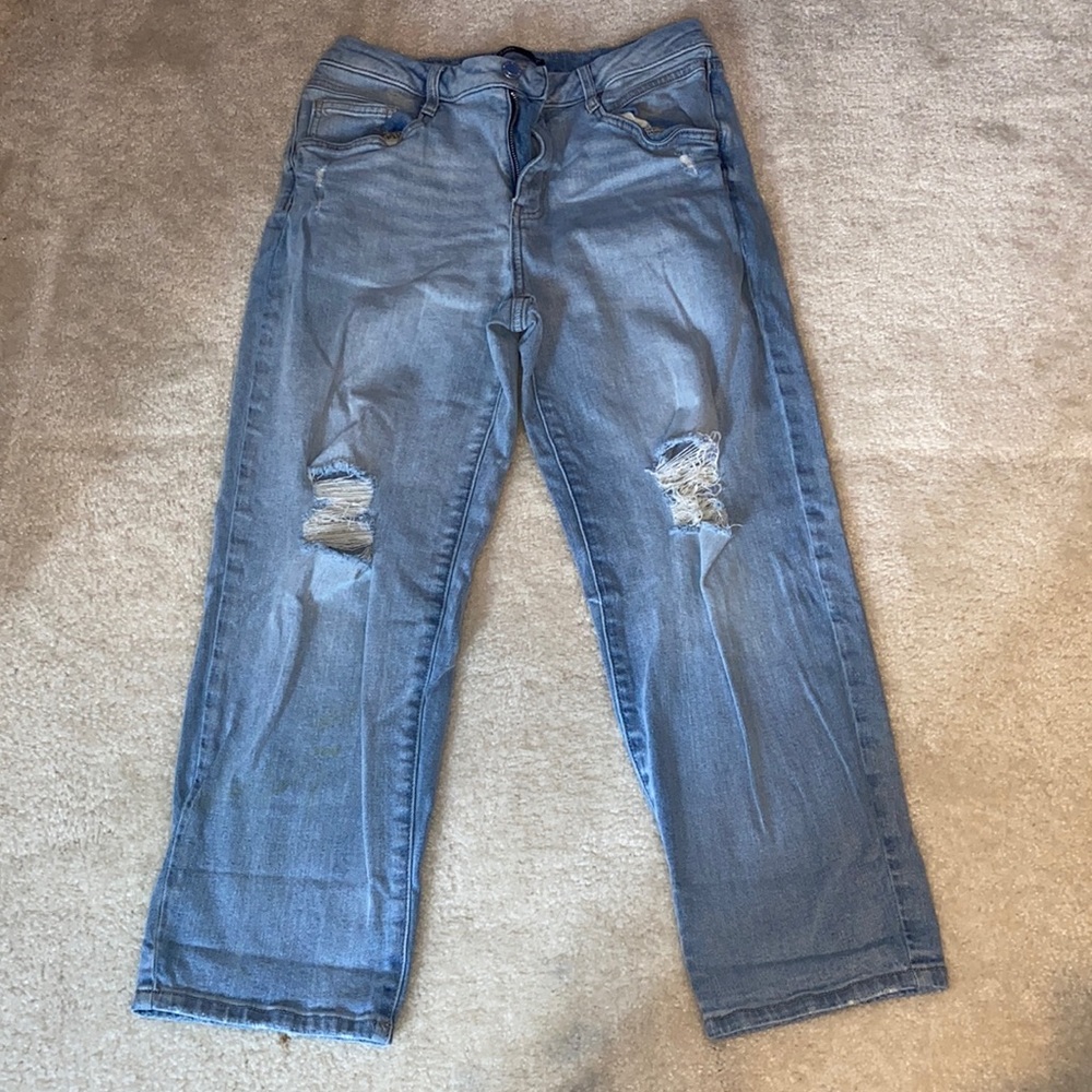 Simply Vera Vera Wang crop wide leg jeans with distressed knees.